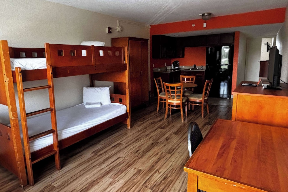 Suite, Multiple Beds, Non Smoking - Photo 3