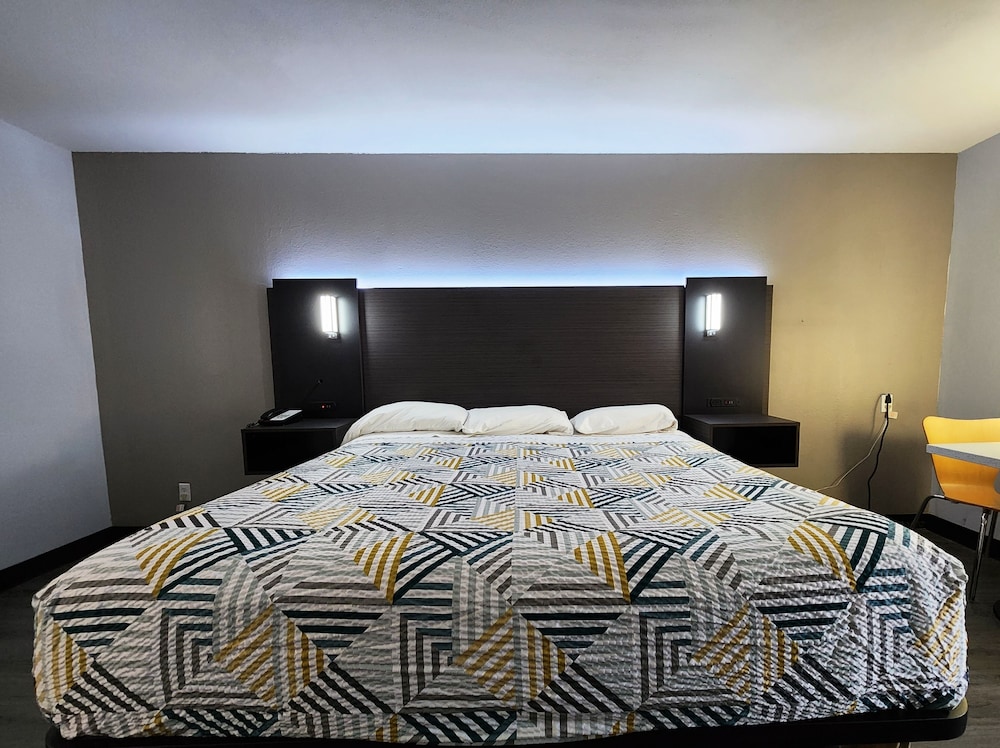 Deluxe Suite, Multiple Beds, Non Smoking, Refrigerator & Microwave - Photo 4