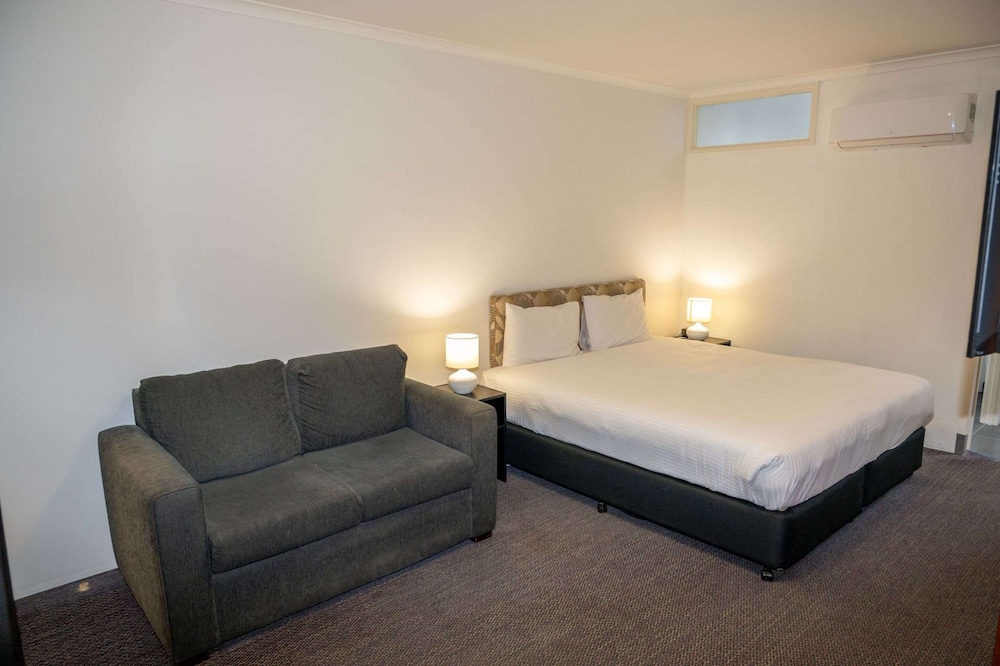 Deluxe Room, 1 King Bed, Non Smoking - Photo 8