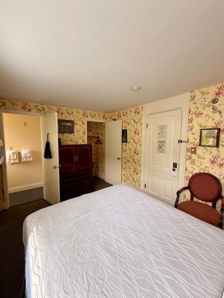 Historic Room, One Queen Bed Patio View photo 2