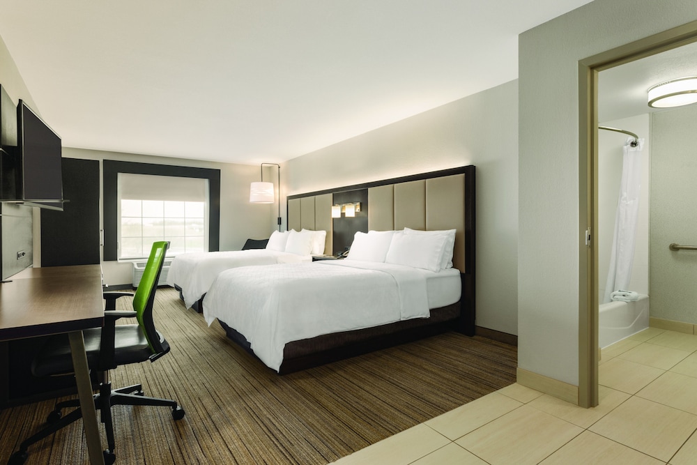 Suite, Multiple Beds (Additional Living Area) - Photo 3