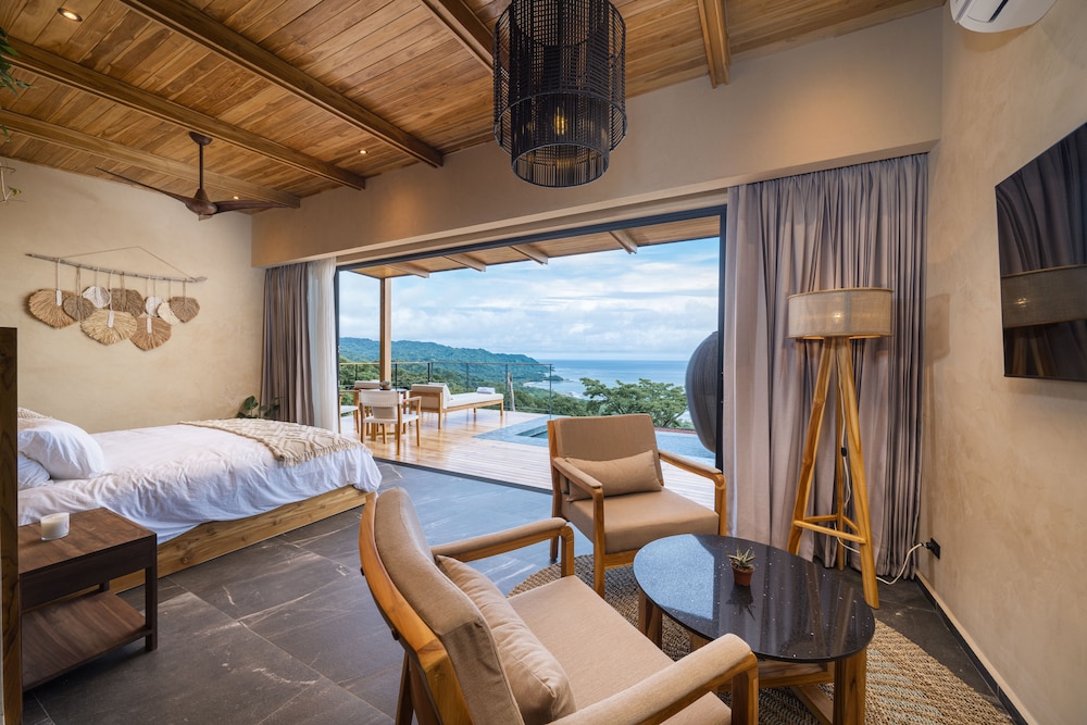 Luxury Studio Suite, 1 King Bed, Beach View