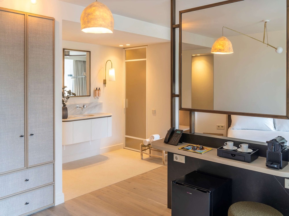 Deluxe Room, 1 King Bed, Terrace - Photo 3