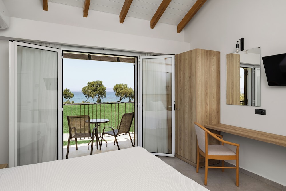 Double Superior Room with Side Sea View photo 2