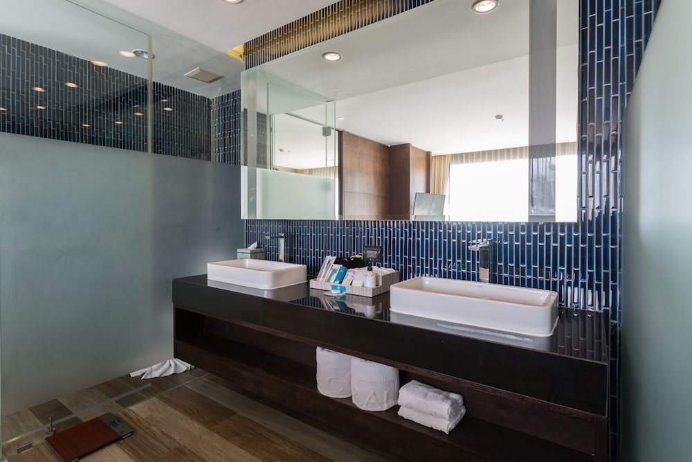 Prestige Pool Suite King Bed photo 3