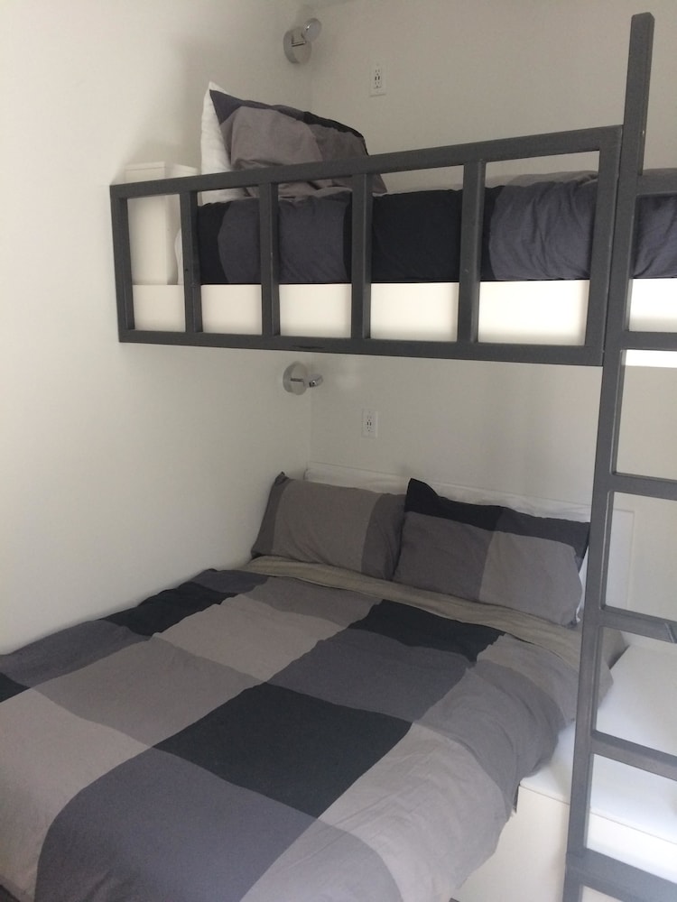 Room, 3 Bedrooms, Kitchenette photo 2