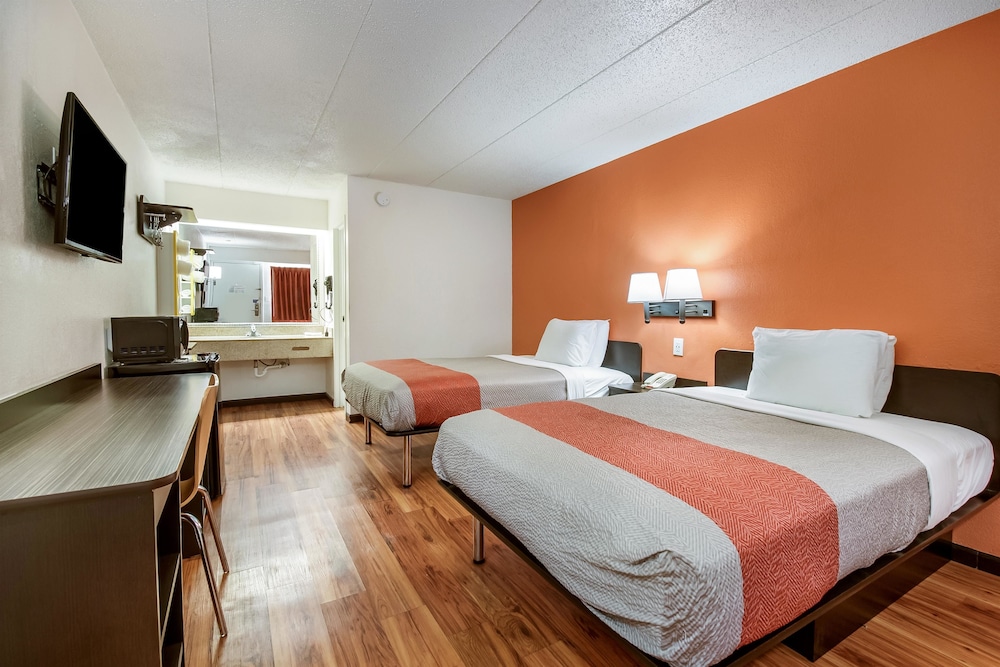 Standard Room, 2 Double Beds, Accessible, Smoking - Photo 4