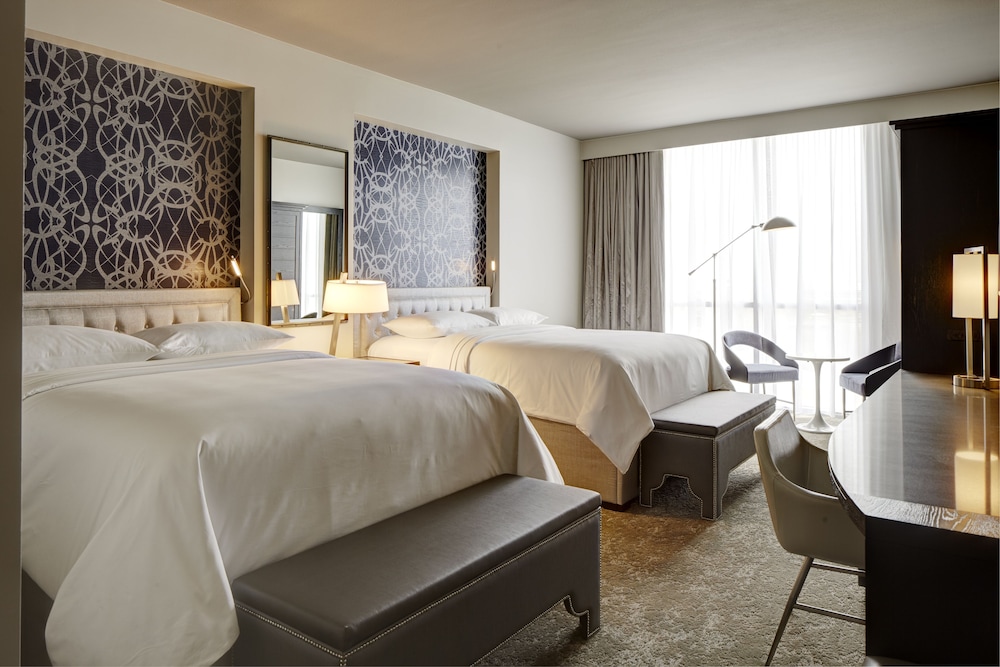 Double Queen Hearing-Accessible Guest Room photo 1