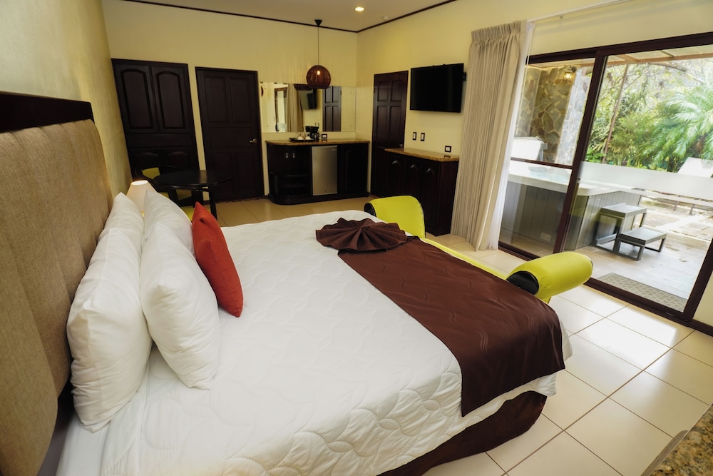 Garden Superior With Jacuzzi - Photo 1