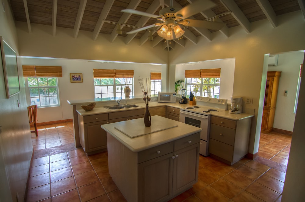 Deluxe Suite, 2 Bedrooms, Kitchen, Pool View photo 2
