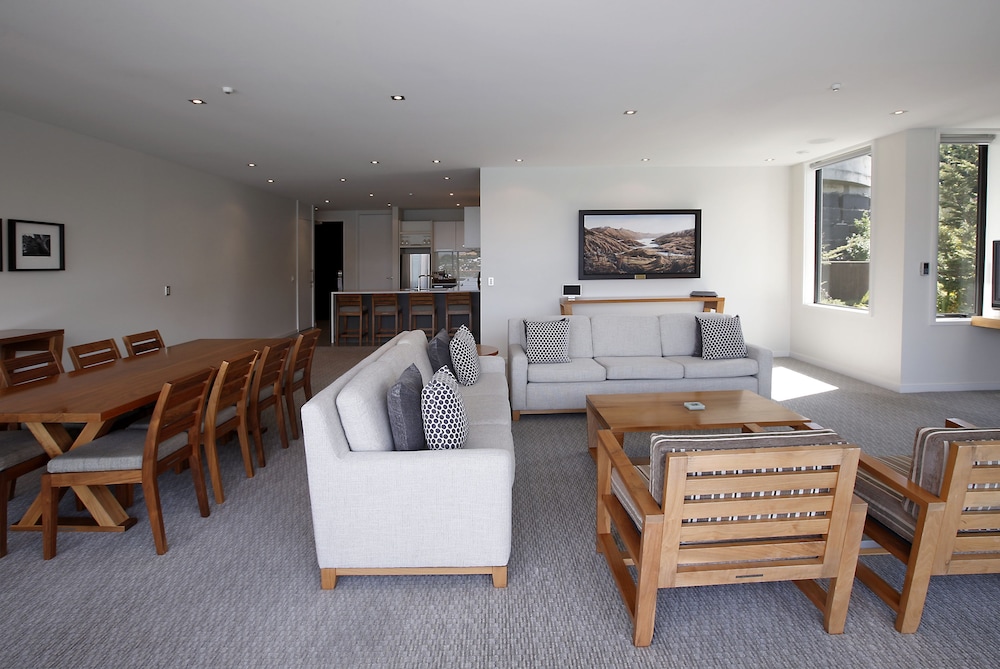 Executive Penthouse, 2 Bedrooms, Lake View thumbnail 5