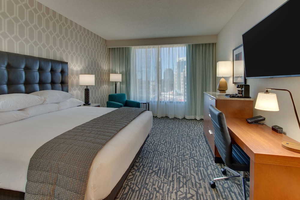 Deluxe Room, 1 King Bed, Accessible, Refrigerator & Microwave (Hearing, Roll in Shower, Upper Floor) - Photo 1