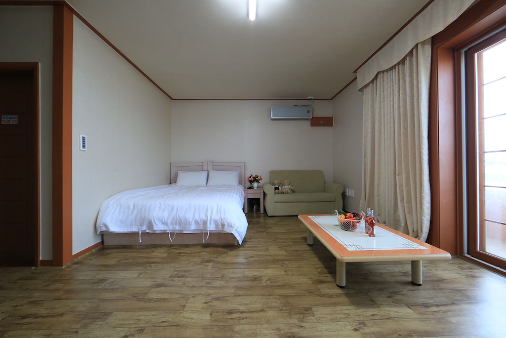 Deluxe Condo (17PY, extra person fee over 4 people) photo 1