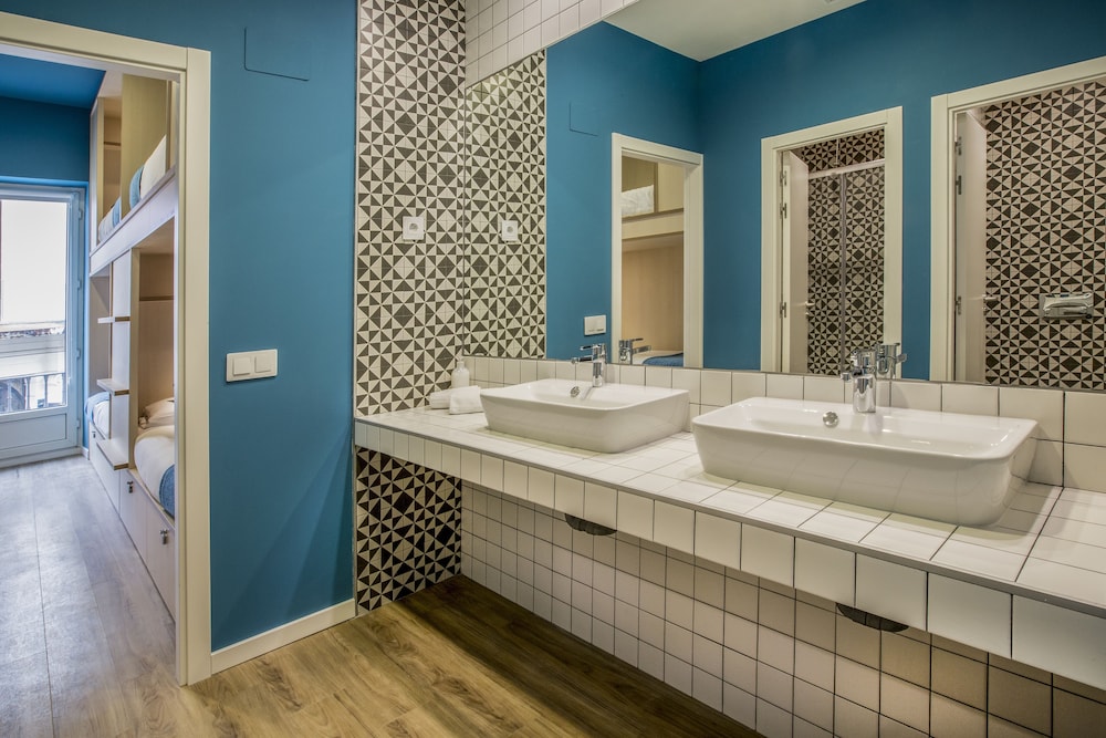 Private room with private bathroom (6 people)