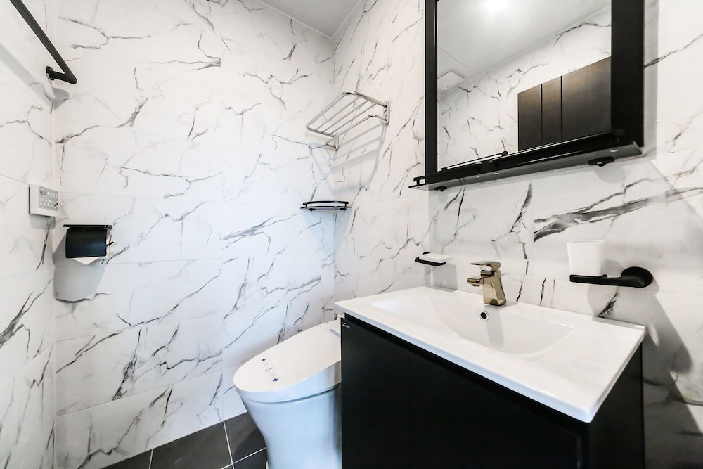 Suite - Photo 19