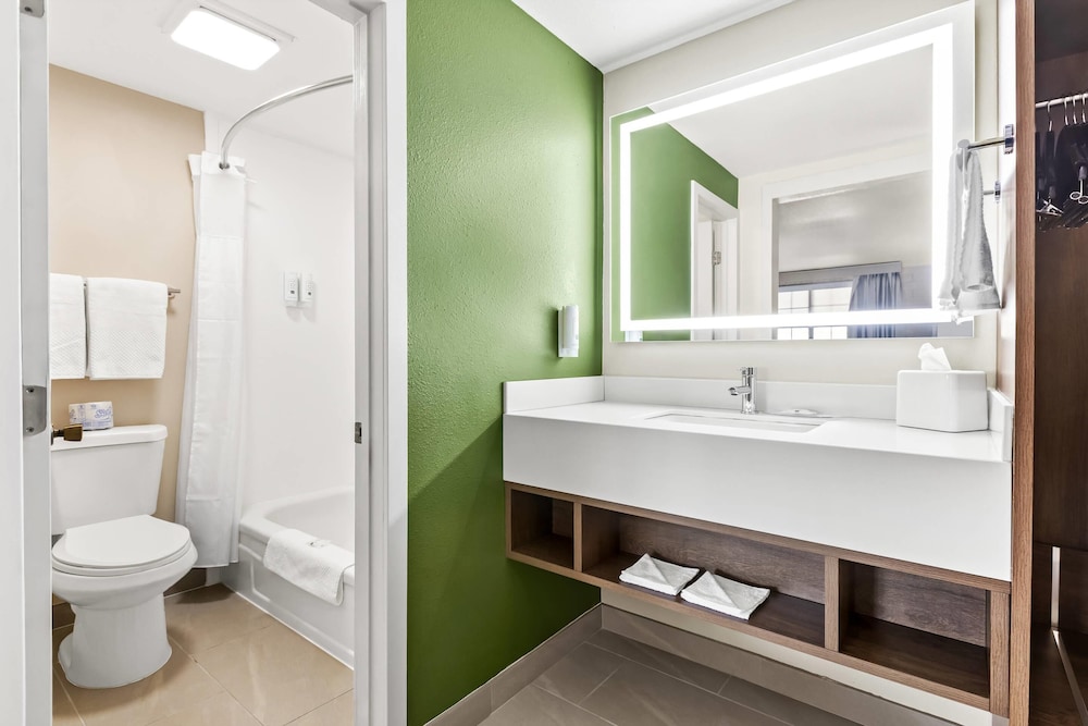 Standard Room, 1 Queen Bed, Non Smoking - Photo 6