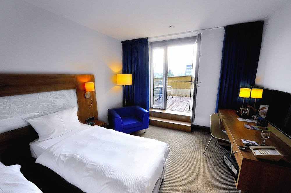 Room, 1 King Bed, Non Smoking (Efficiency Upgrade) photo 2