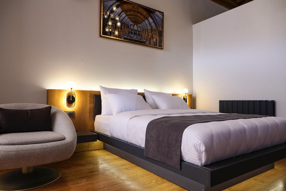 Royal Room, 1 Queen Bed With Sofa Bed, Balcony, City View photo 3