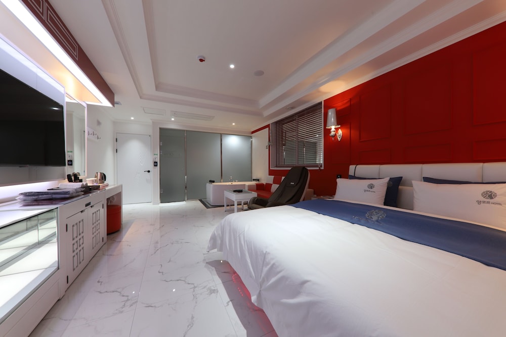Deluxe Room, Jetted Tub - Photo 3