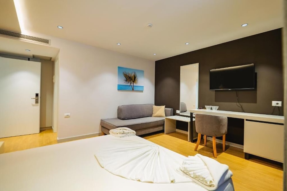 Deluxe Triple Room, Balcony, Sea View photo 1