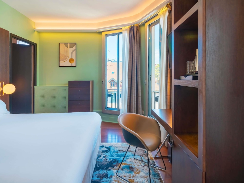 Deluxe Room, 1 Double Bed, Balcony (Lake side)