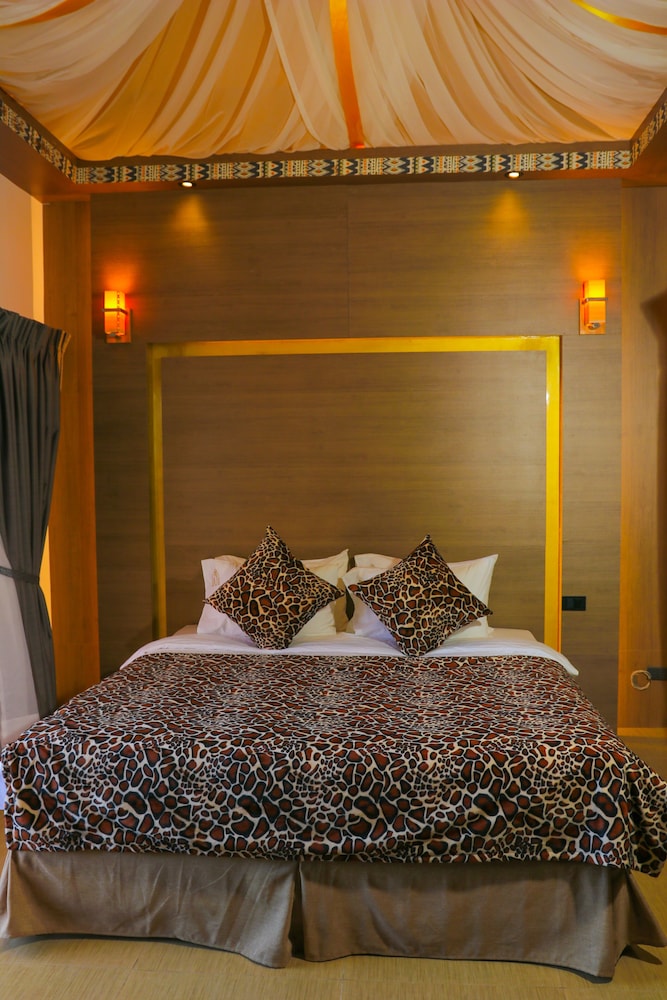 Villa with Private Pool - Photo 3