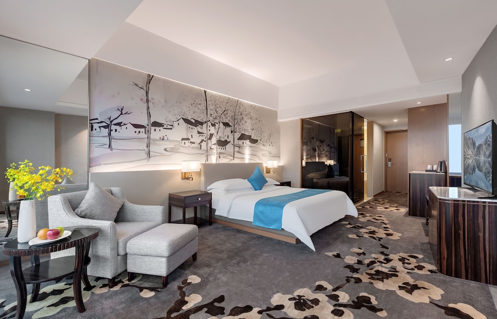 Deluxe Room, 1 King Bed(Complimentary Mini Bar and Night Snack) - Photo 2