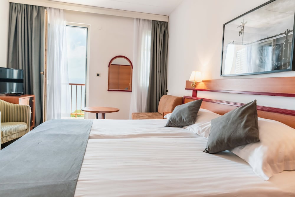 Superior Double Room, Balcony, Sea Facing - Photo 9