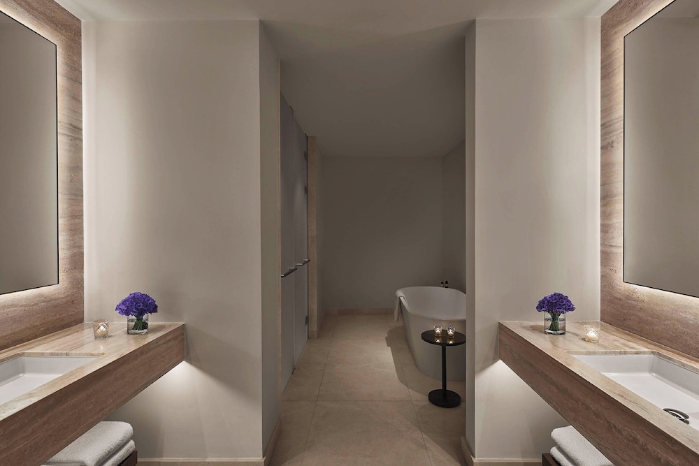 Suite, 1 King Bed, Balcony — photo 5