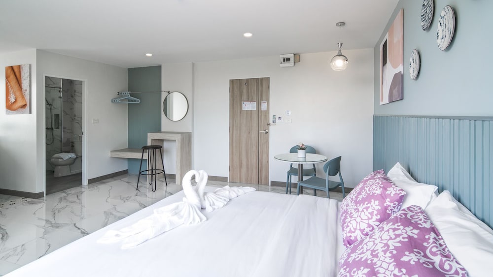Honeymoon Suite - Photo 10