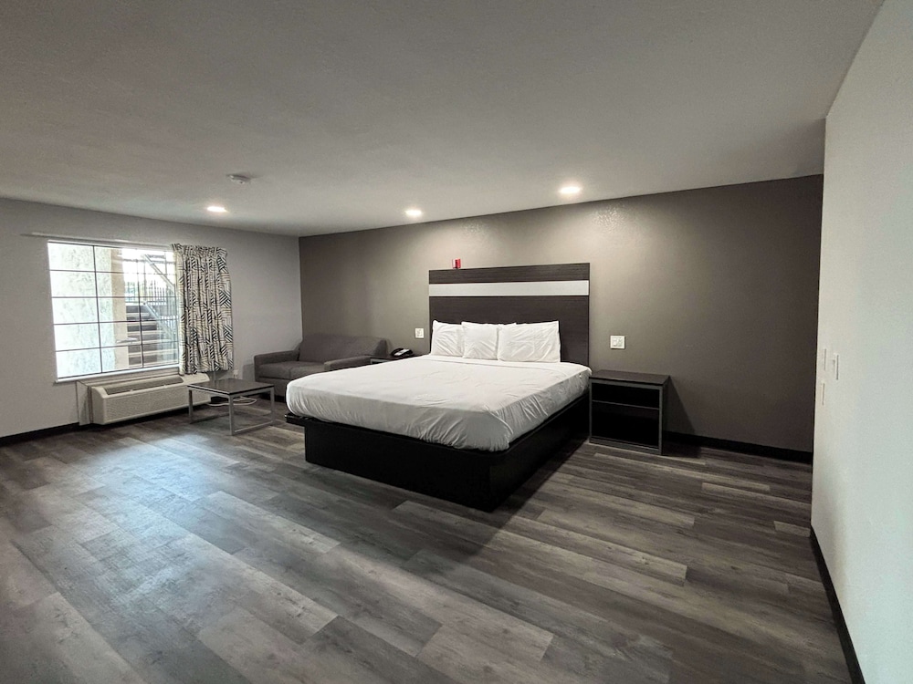 Deluxe Room, 1 King Bed, Smoking - Photo 2