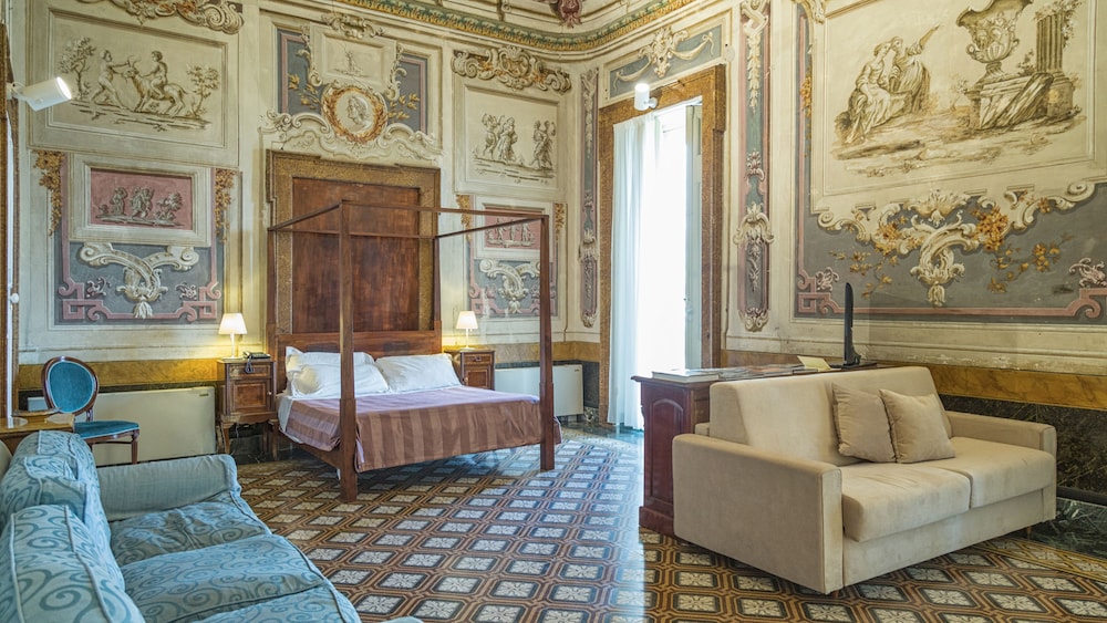 Suite - Photo 1