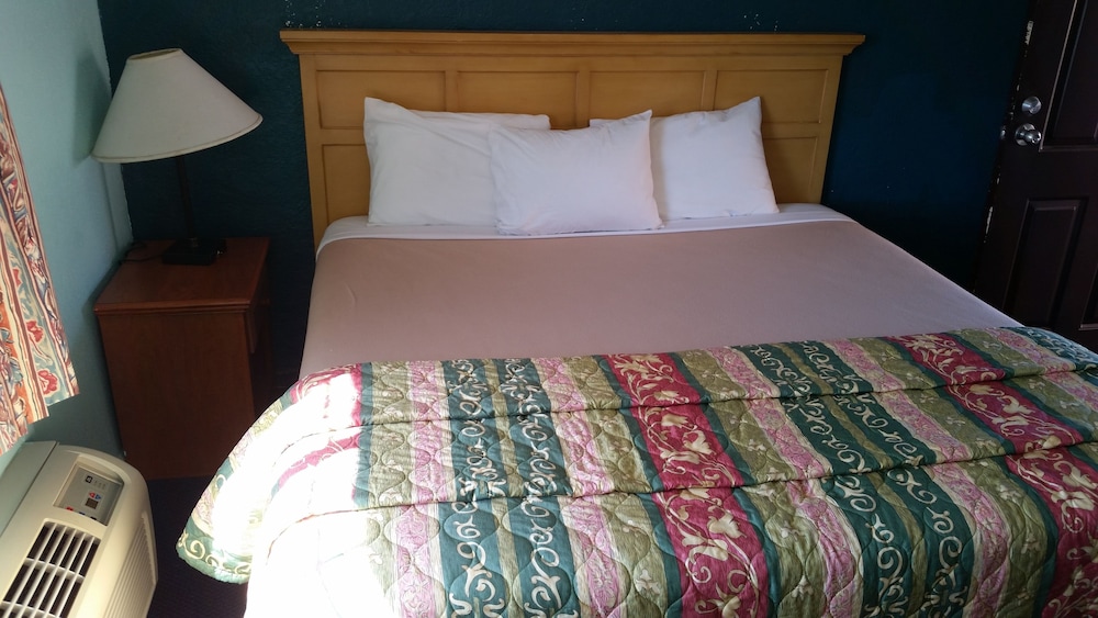 Standard Room, 1 Queen Bed, Refrigerator & Microwave photo 1