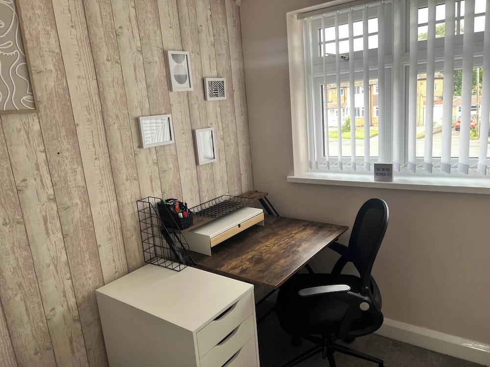 Staysolihull, Large Spacious Corner House,, 사진 2