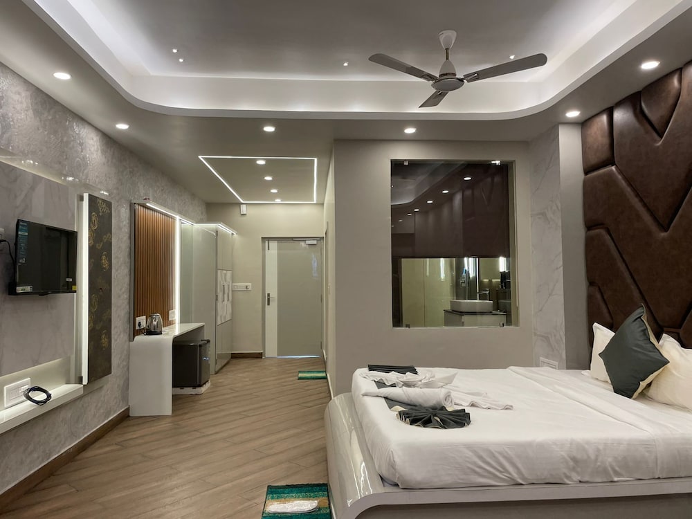 Premium Room with Bathtub and Balcony photo 3