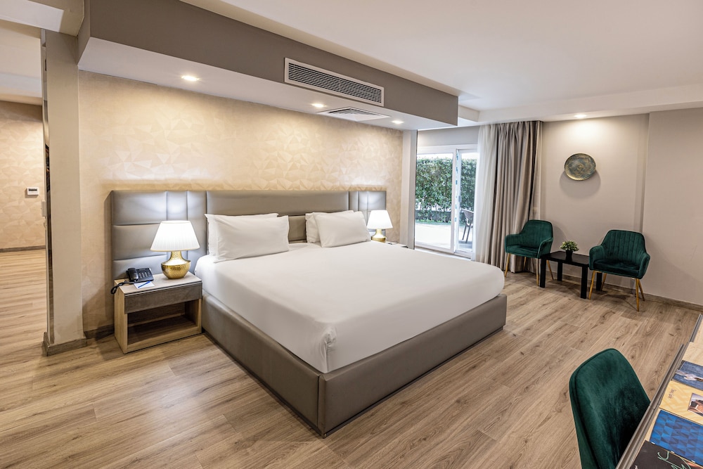Luxury Suite, 1 Bedroom, Pool View