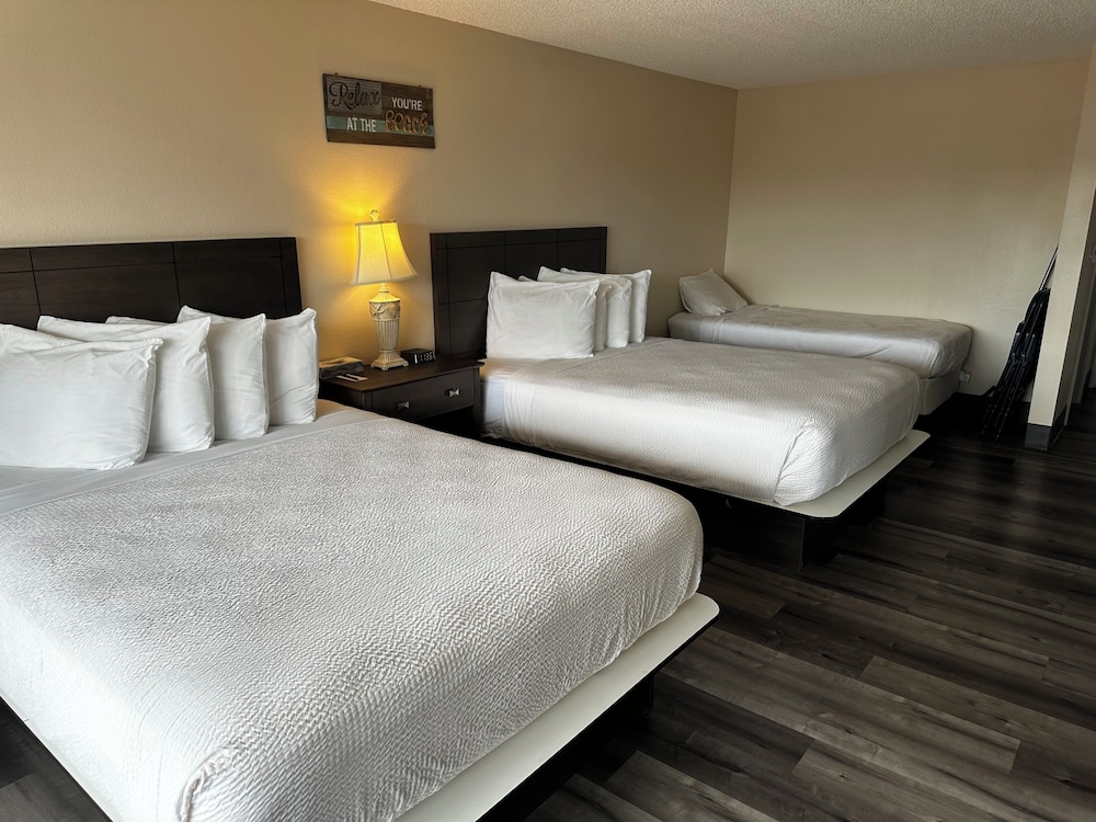 Double Queen Studio with Twin Bed, Kitchenette, photo 6