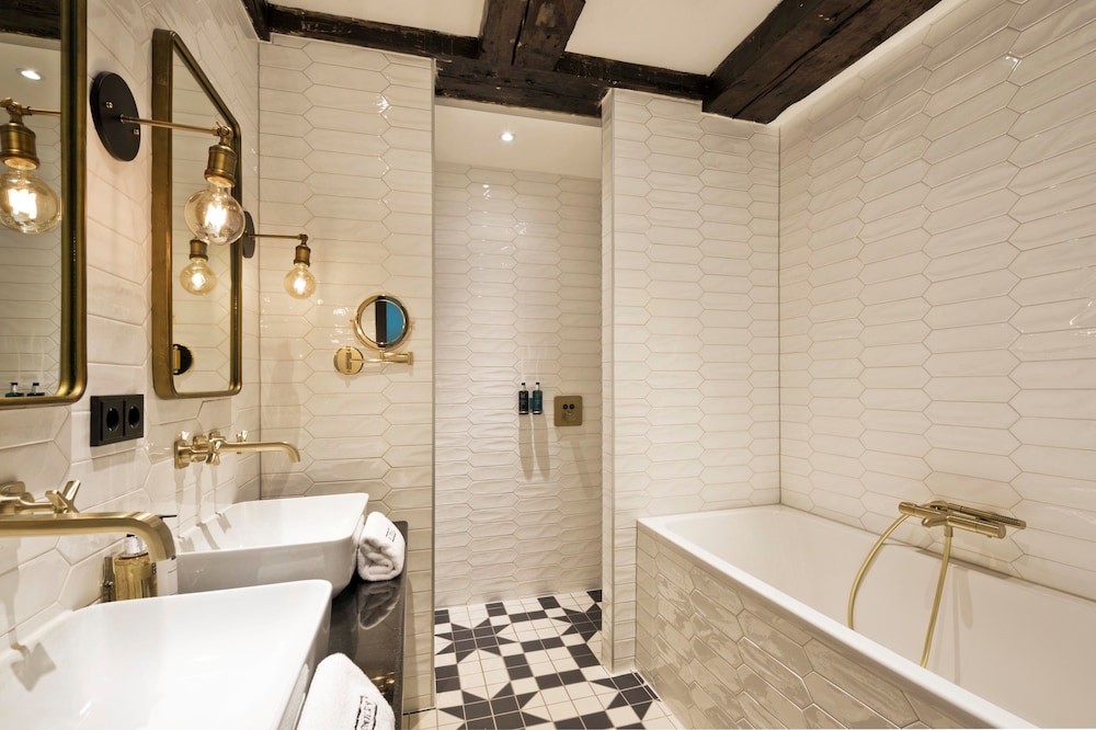 Quadruple Room (Semi-Basement) thumbnail 6