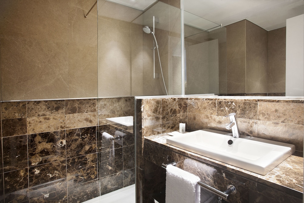 Superior Double Room Single Use thumbnail 6