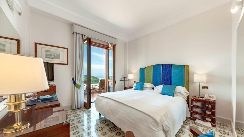 Room, Partial Sea View