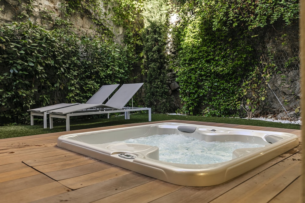 Design Apartment, Hot Tub, Courtyard Area