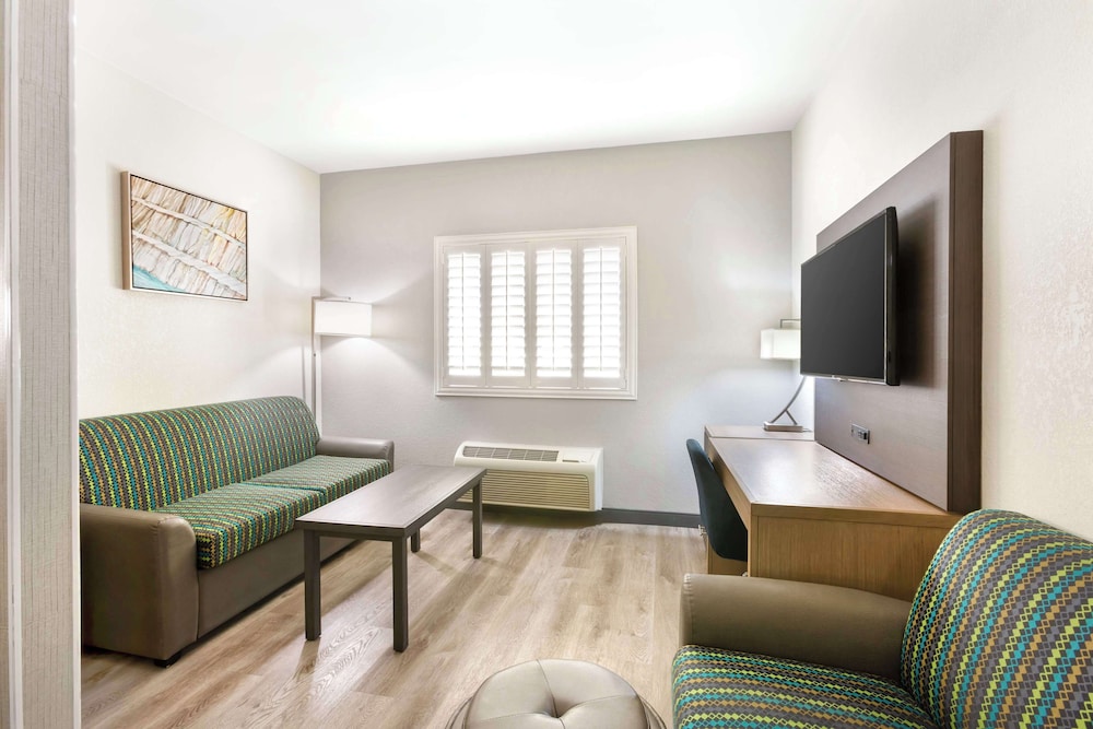 Suite, 1 King Bed, Accessible, Non Smoking (with Sofabed) - Photo 5