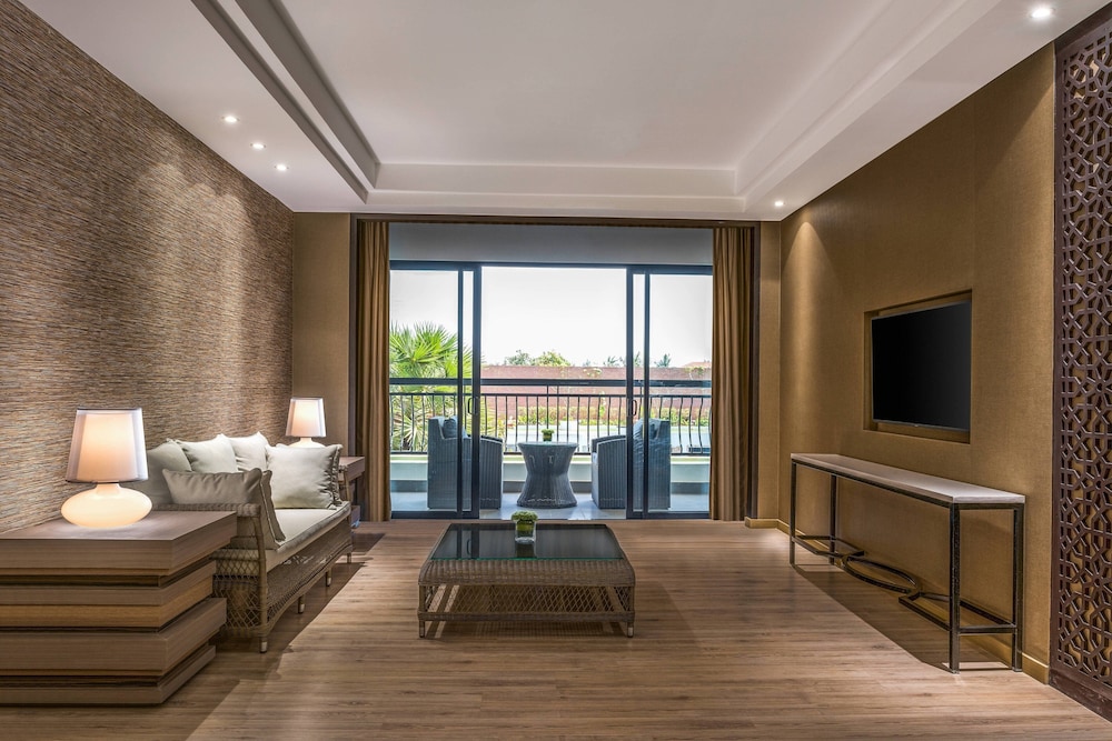 Suite, 1 King Bed, Balcony photo 3