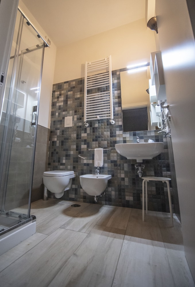 Business Room, Ensuite, Ground Floor photo 3