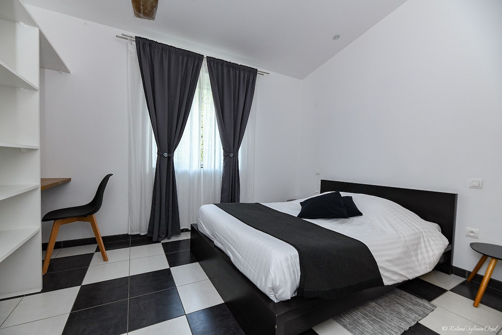Double Room (Dame Prince Noir)