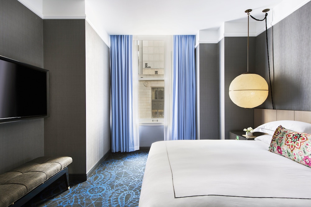 Room, 1 Queen Bed (Walk-In Shower)