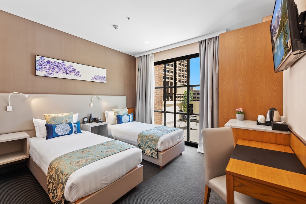 Signature Twin Room, Balcony, City View photo 1