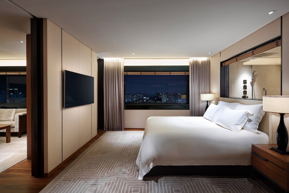 Corner Suite with Pool Access (Non Smoking)