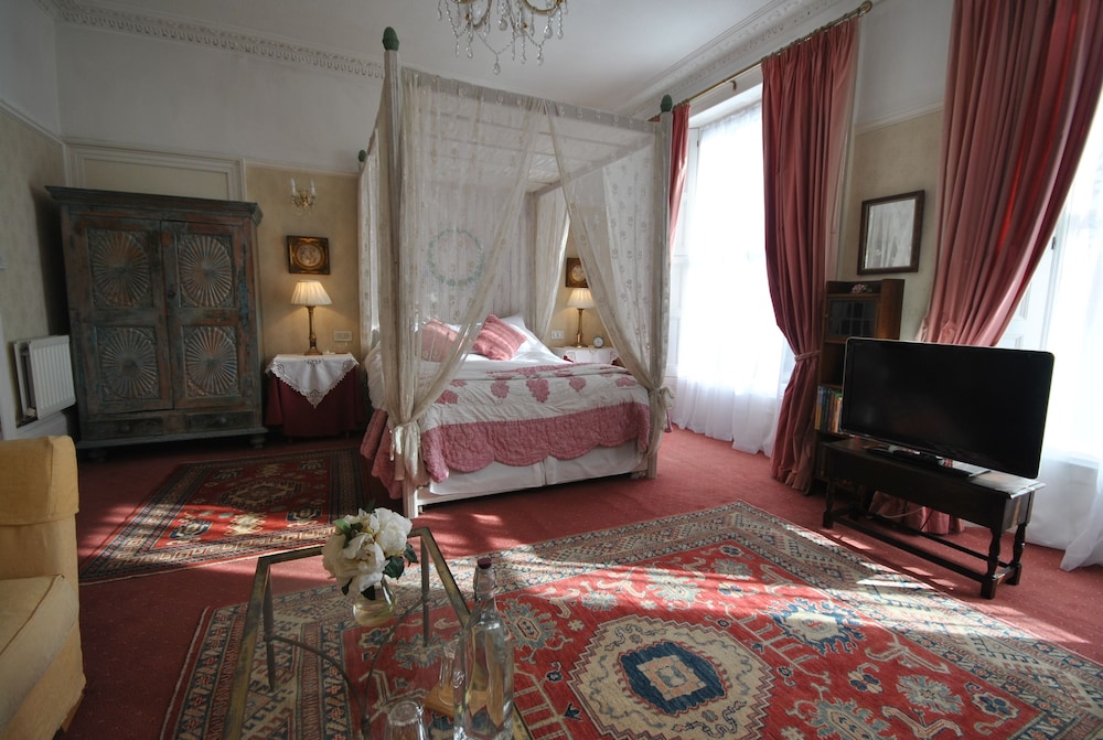 Clementine King Room