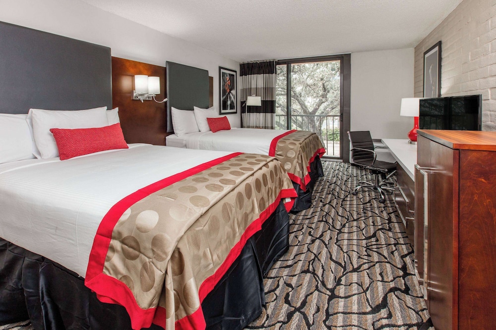 Room, 2 Double Beds, Non Smoking - Photo 1